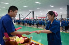 家紡成品車間勞動競賽總結 優(yōu)秀員工捧起大花束